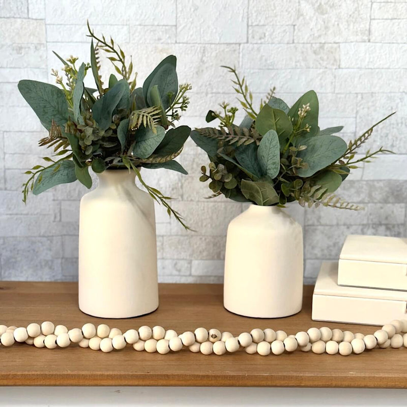 COMBO COM DOIS ARRANJOS VERÔNICA EM VASOS DE CERÂMICA OFF WHITE E VERDINHOS