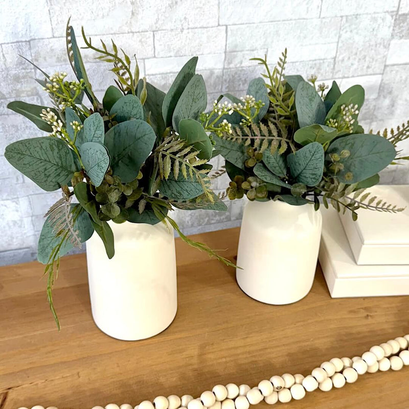 COMBO COM DOIS ARRANJOS VERÔNICA EM VASOS DE CERÂMICA OFF WHITE E VERDINHOS