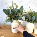 COMBO COM DOIS ARRANJOS VERÔNICA EM VASOS DE CERÂMICA OFF WHITE E VERDINHOS