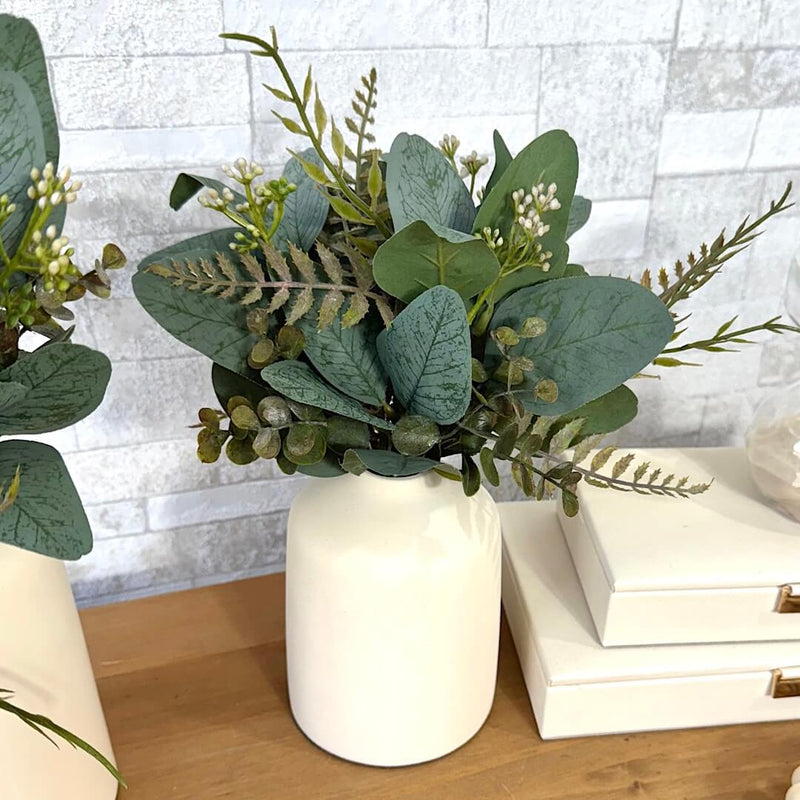 COMBO COM DOIS ARRANJOS VERÔNICA EM VASOS DE CERÂMICA OFF WHITE E VERDINHOS