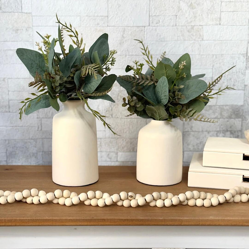COMBO COM DOIS ARRANJOS VERÔNICA EM VASOS DE CERÂMICA OFF WHITE E VERDINHOS