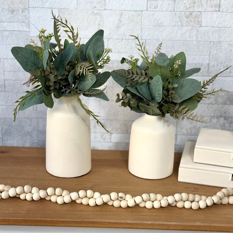COMBO COM DOIS ARRANJOS VERÔNICA EM VASOS DE CERÂMICA OFF WHITE E VERDINHOS