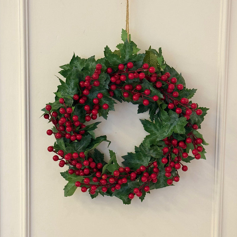 GUIRLANDA NATALINA COM VIDEIRAS VERDES E BERRIES VERMELHAS  39CM