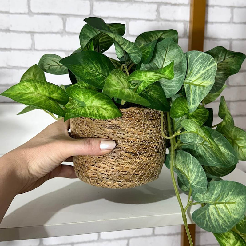 PENDENTE SOFIA COM FOLHAGENS VERDES NO CACHEPÔ DE PALHA 37AX25L/CM