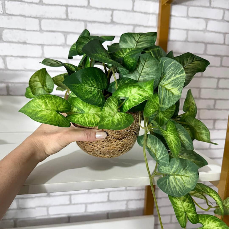 PENDENTE SOFIA COM FOLHAGENS VERDES NO CACHEPÔ DE PALHA 37AX25L/CM