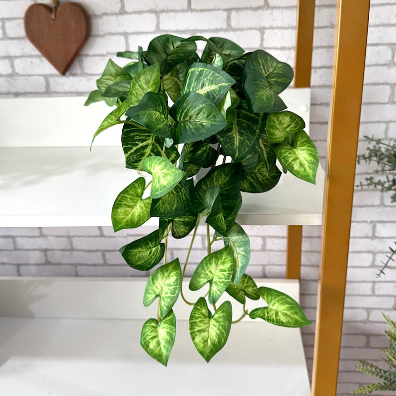 PENDENTE SOFIA COM FOLHAGENS VERDES NO CACHEPÔ DE PALHA 37AX25L/CM