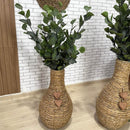 VASO DE CHÃO EM PALHA NATURAL M COM HASTES EUCALIPTOS 1,05AX40L/CM