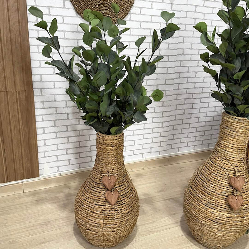 VASO DE CHÃO EM PALHA NATURAL M COM HASTES EUCALIPTOS 1,05AX40L/CM