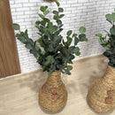 VASO DE CHÃO EM PALHA NATURAL M COM HASTES EUCALIPTOS 1,05AX40L/CM