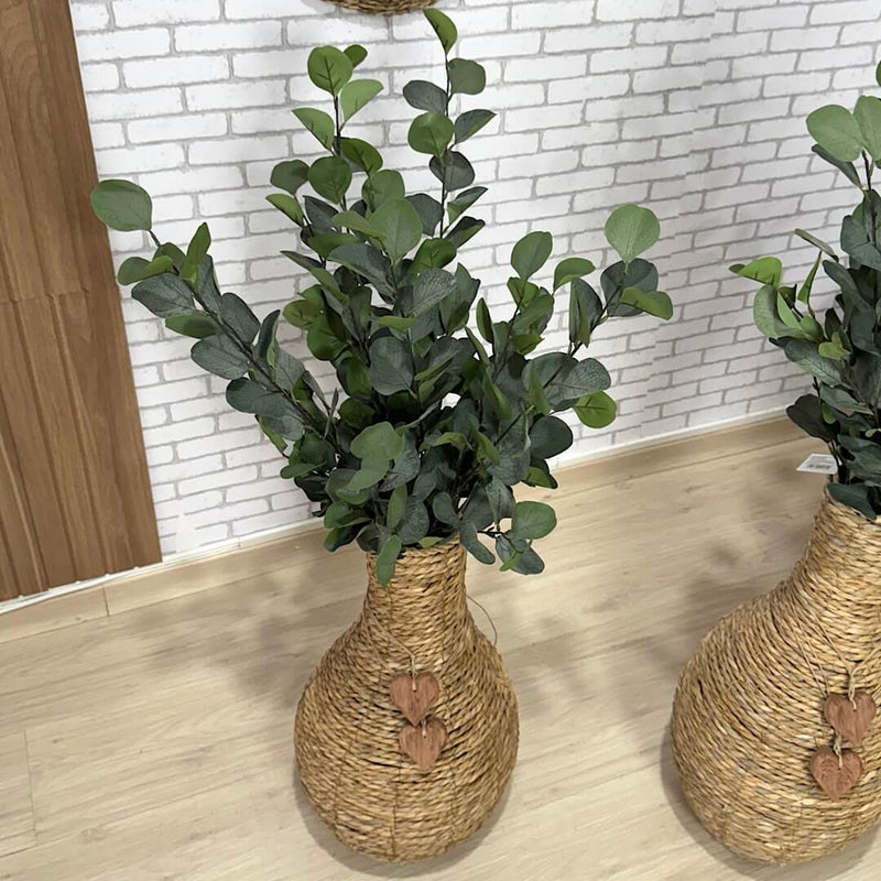 VASO DE CHÃO EM PALHA NATURAL M COM HASTES EUCALIPTOS 1,05AX40L/CM