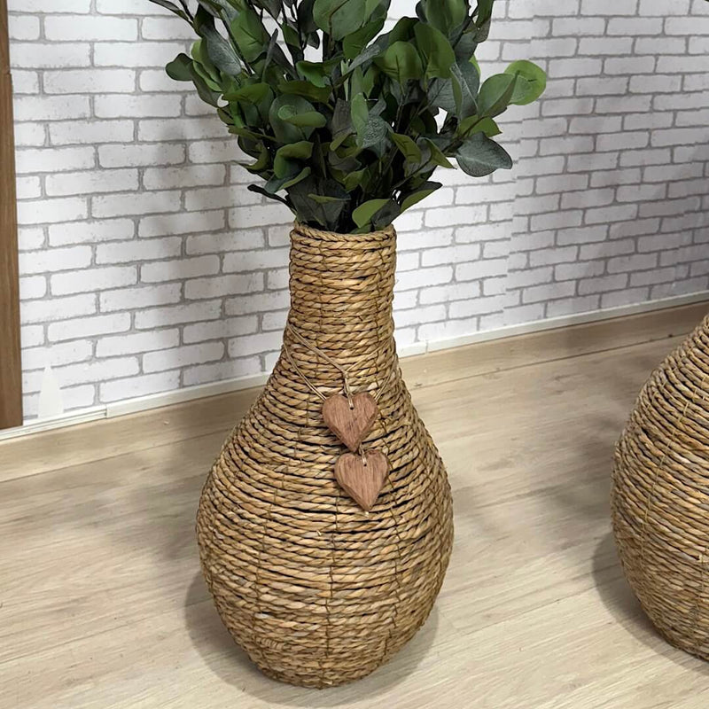 VASO DE CHÃO EM PALHA NATURAL M COM HASTES EUCALIPTOS 1,05AX40L/CM