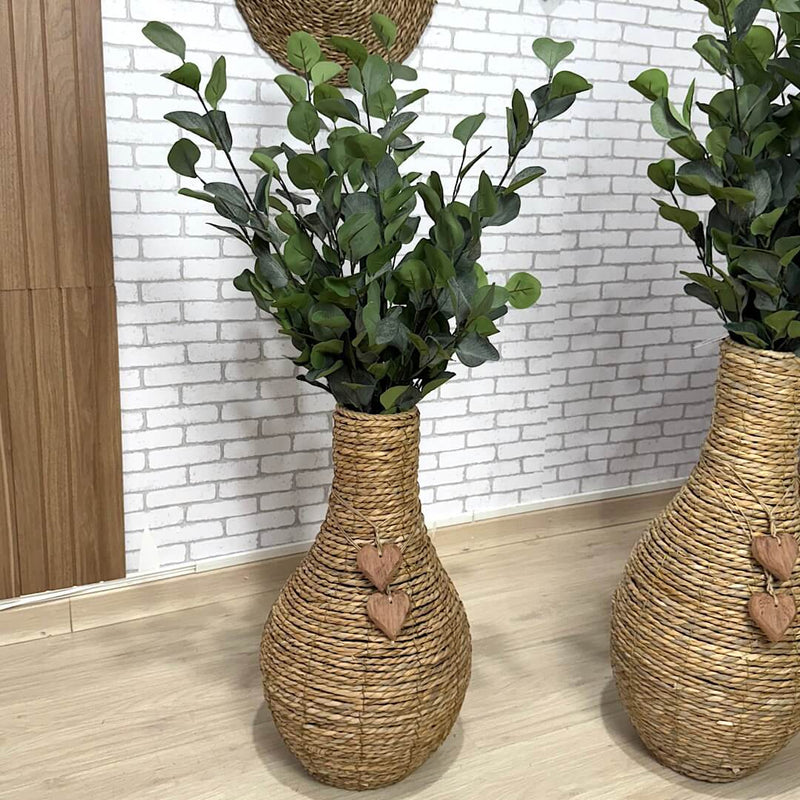 VASO DE CHÃO EM PALHA NATURAL M COM HASTES EUCALIPTOS 1,05AX40L/CM