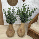 VASO DE CHÃO EM PALHA NATURAL M COM HASTES EUCALIPTOS 1,05AX40L/CM